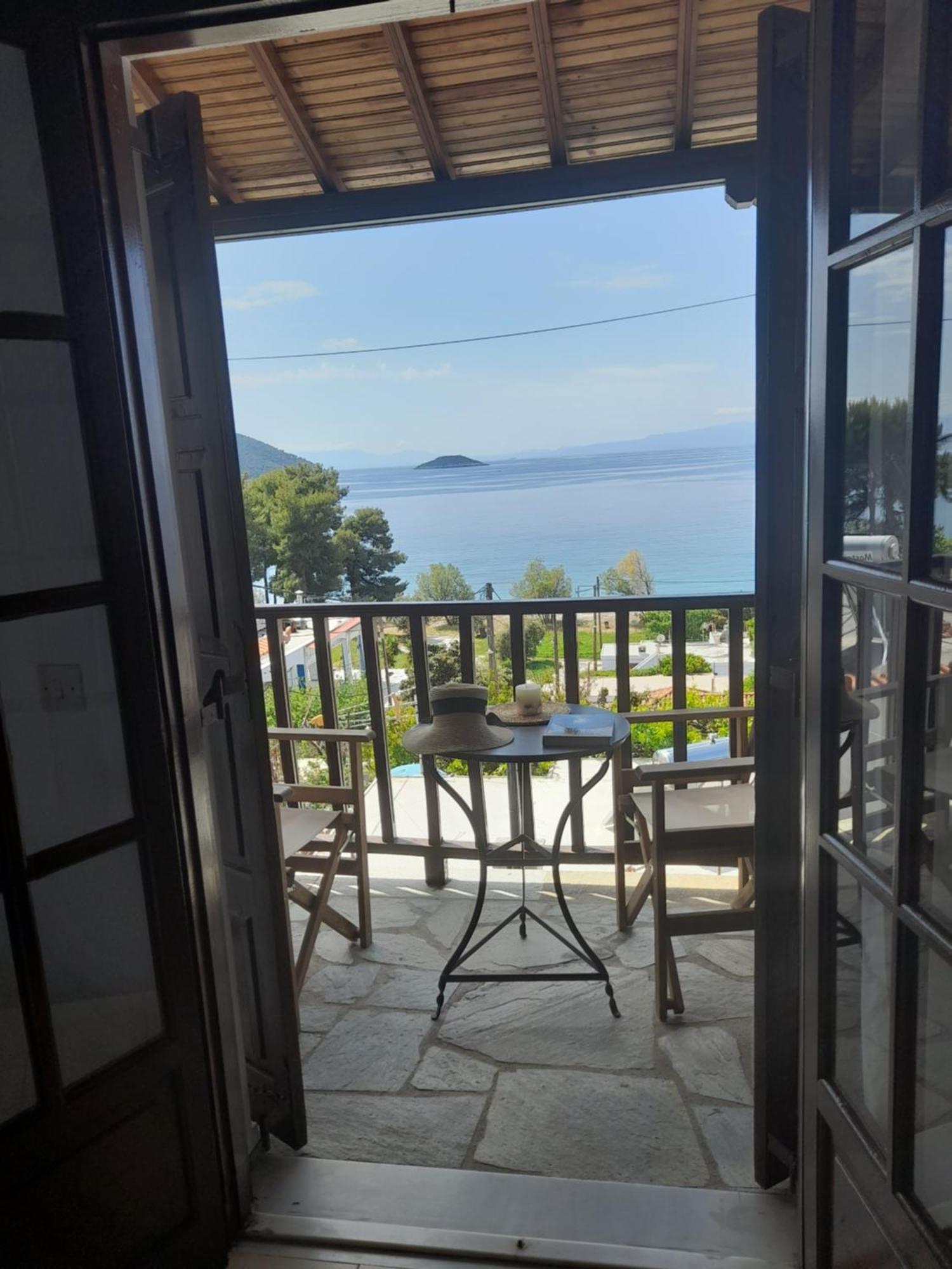 Lilian Beachfront Apartments Нео Кліма Екстер'єр фото