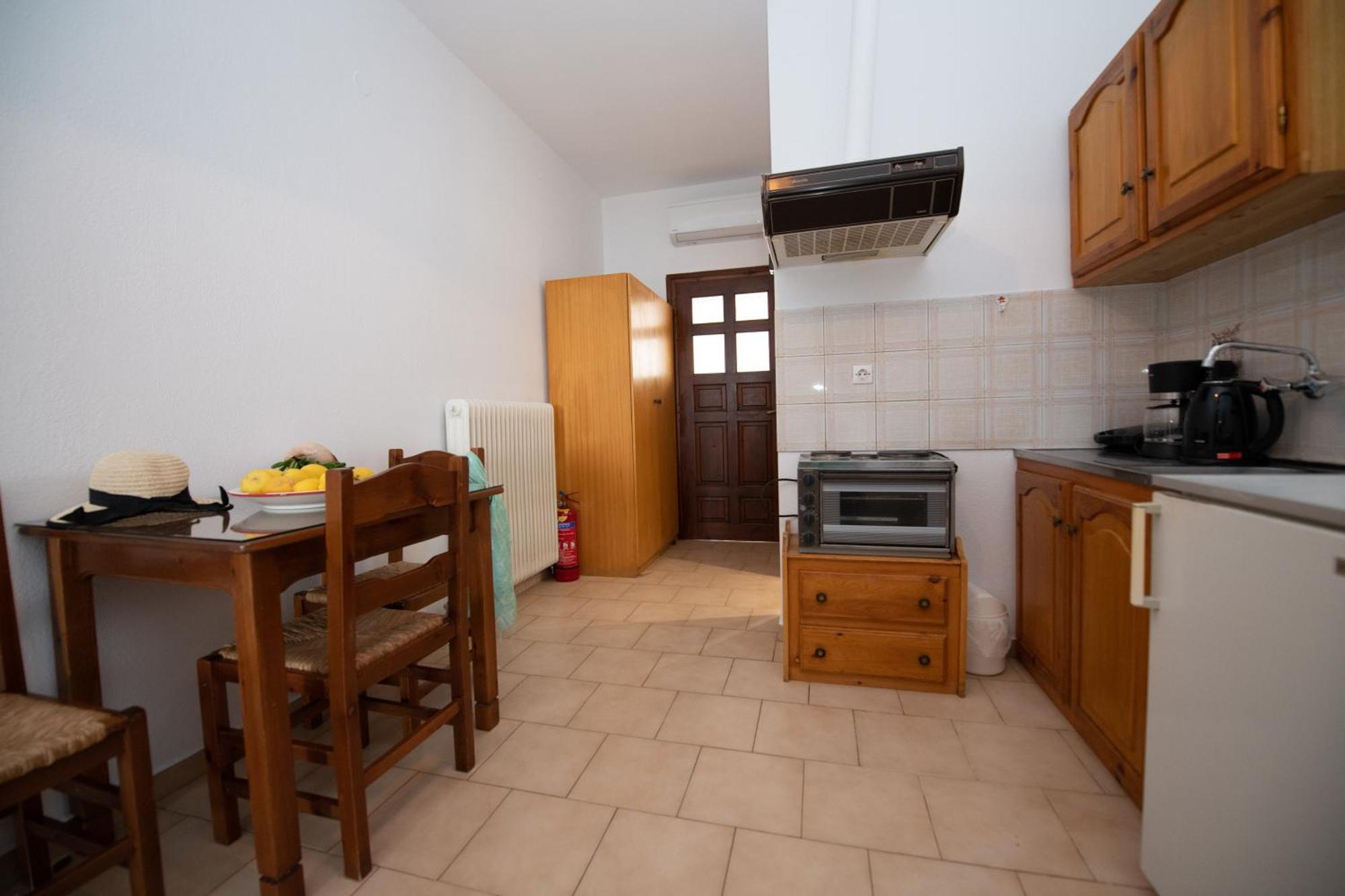 Lilian Beachfront Apartments Нео Кліма Екстер'єр фото